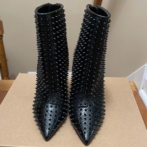Steve Madden
Virtuous-S Spiked Embellished Stiletto Booties